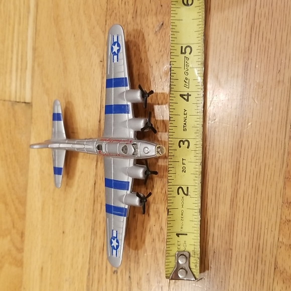 Maisto B-17G Flying Fortress Sugarland Express - Picture 11 of 11